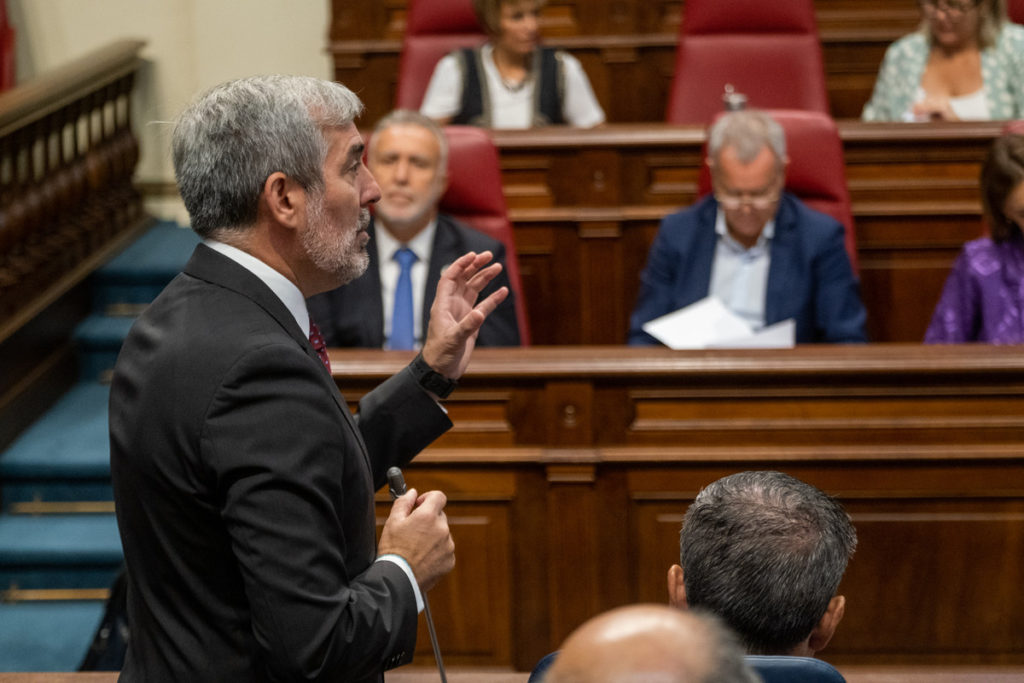 Fernando Clavijo responde a una pregunta en la sesión de control en el Parlamento de Canarias. Fran Pallero