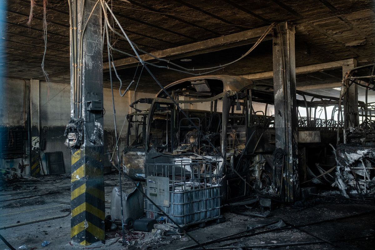 Las consecuencias del incendio fueron devastadoras, como se observa en esta imagen del interior de la nave que ardió ayer. Fran Pallero