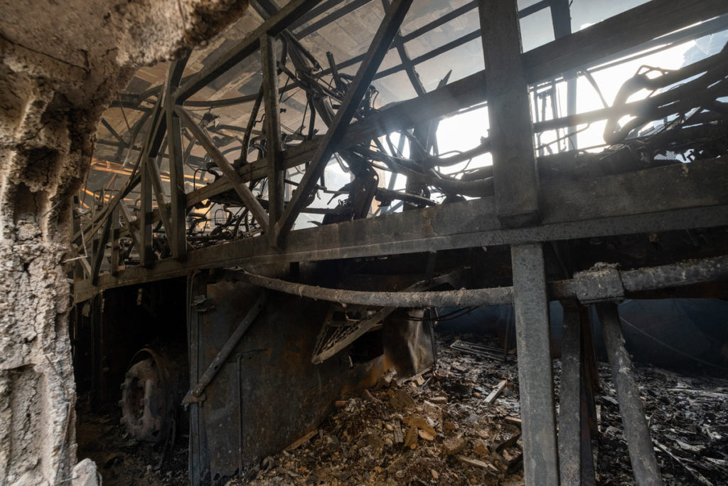 Las consecuencias del incendio fueron devastadoras, como se observa en esta imagen del interior de la nave que ardió ayer. Fran Pallero