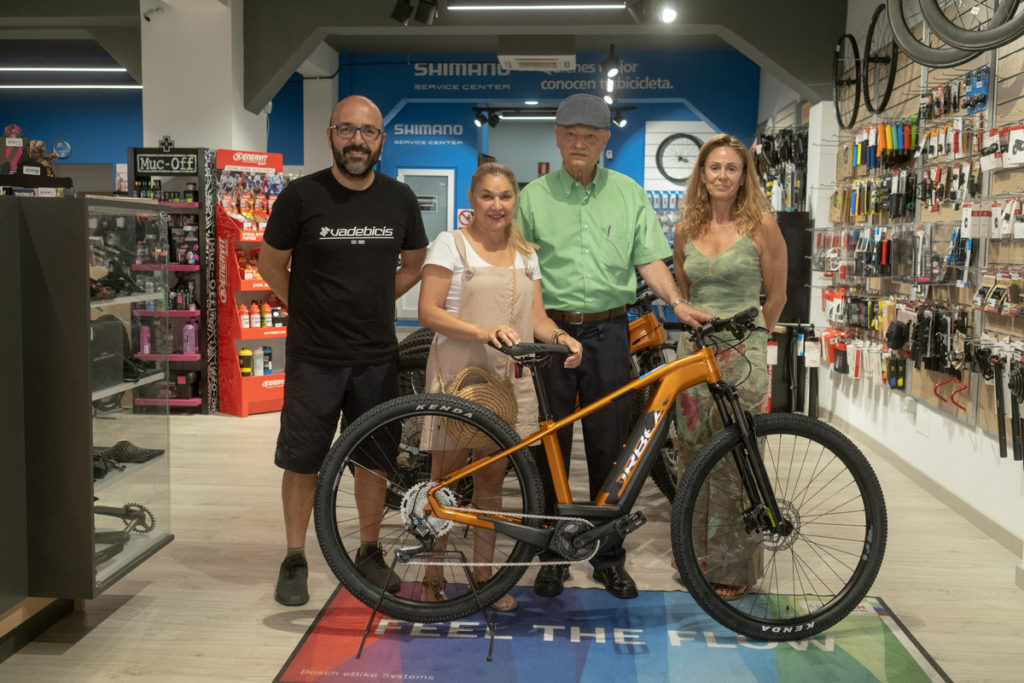 DIARIO DE AVISOS entrega la sexta bicicleta eléctrica que sortea entre sus lectores
