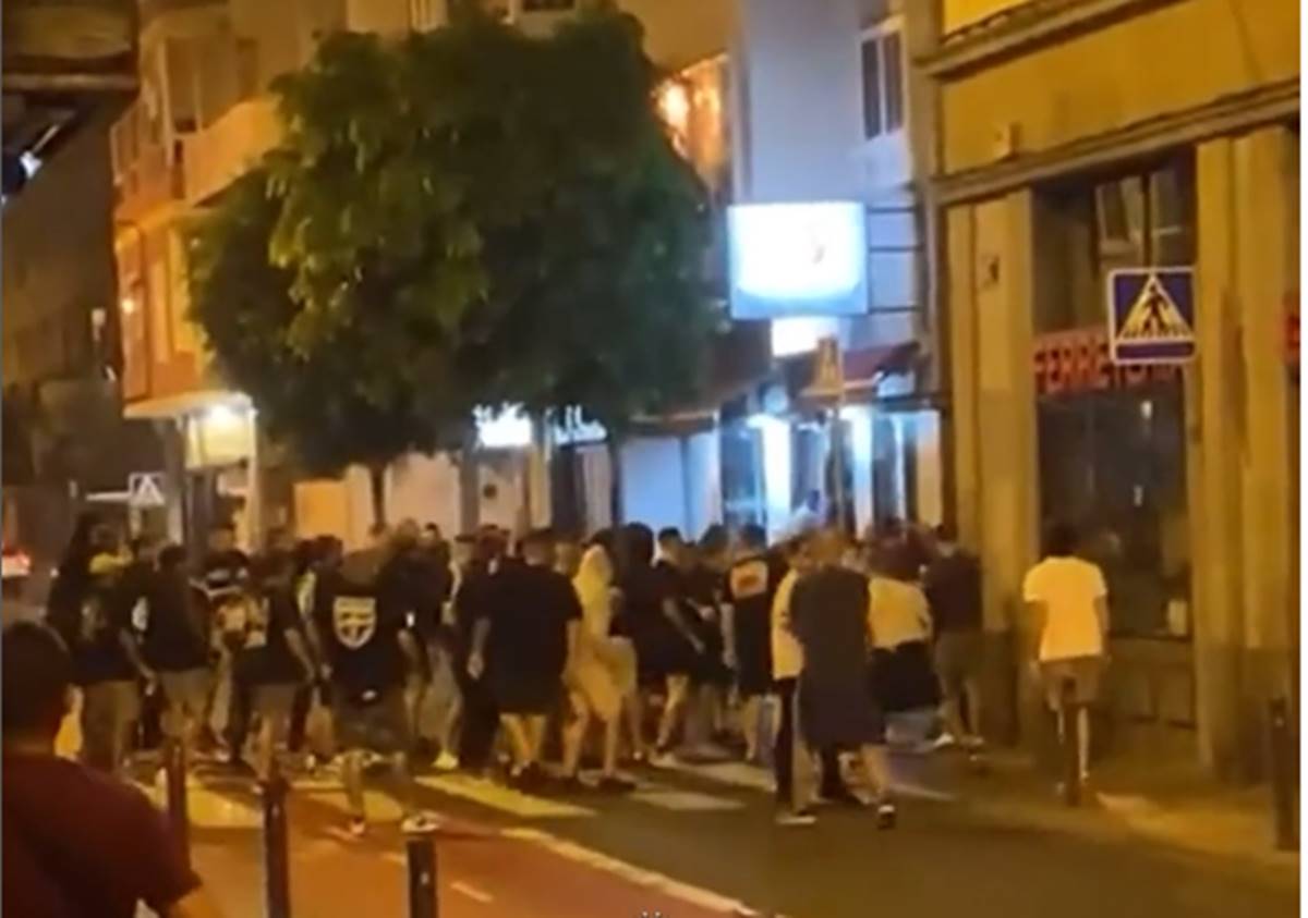 Aficionados del Rayo Vallecano, a petardazos y botellazos en Las Palmas de Gran Canaria