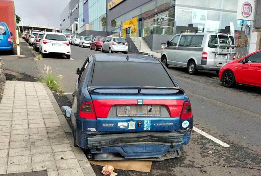 Vecinos piden la retirada de un coche abandonado, desde hace meses, en plena calle en Taco: "No podemos más"