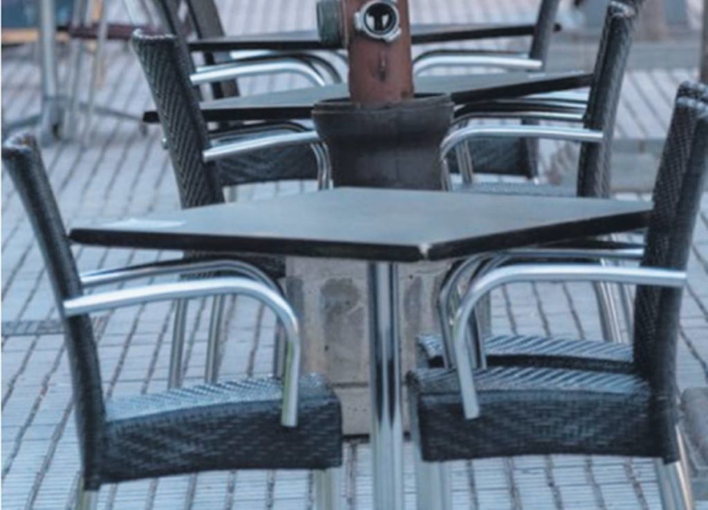Inspeccionan mesas y sillas de terrazas en Santa Cruz por "incumplir" la normativa municipal