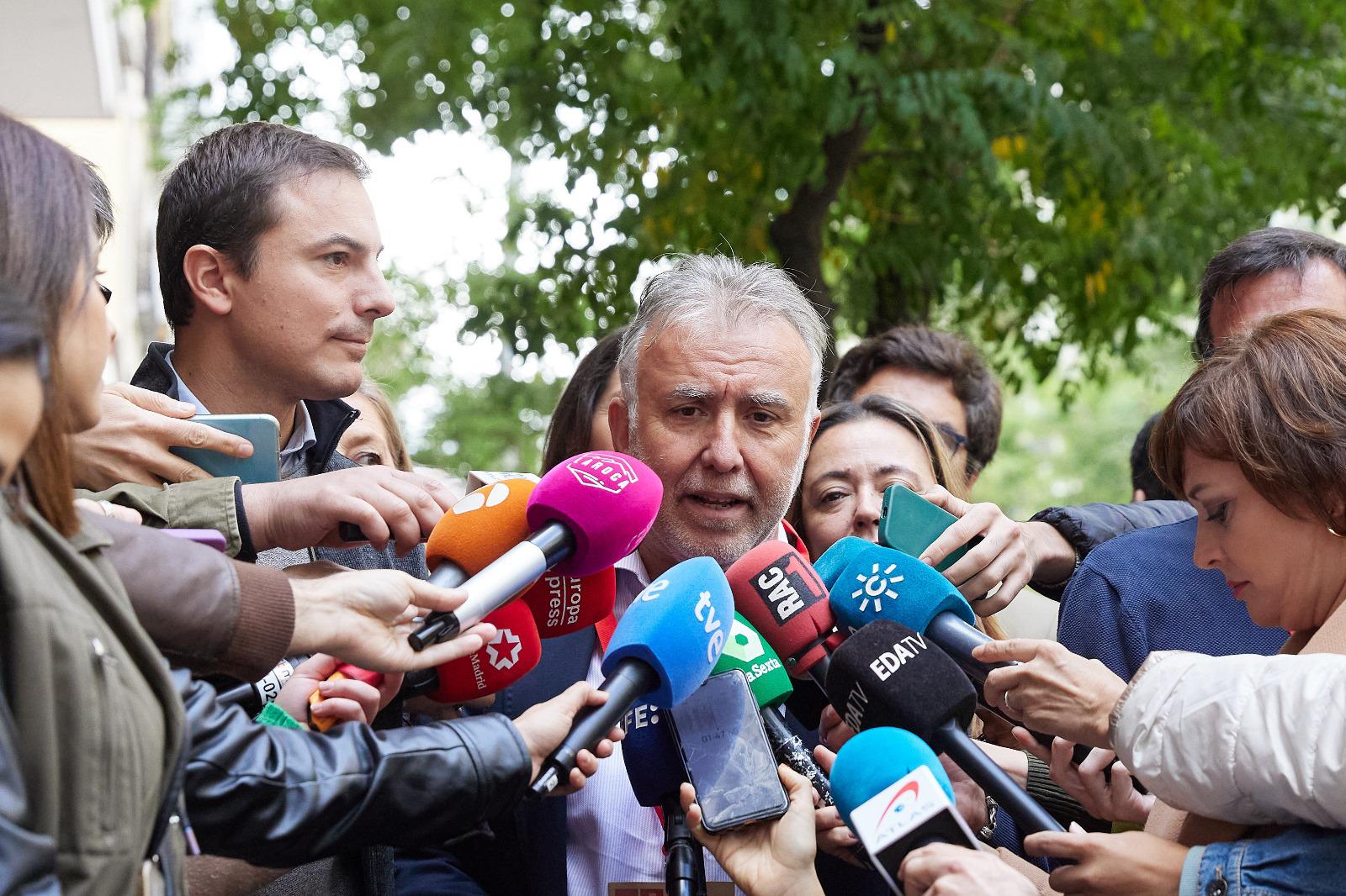 Ángel Víctor Torres y Juan Lobato acusan a Ayuso de xenofobia e insolidaridad ante la crisis migratoria en Canarias
