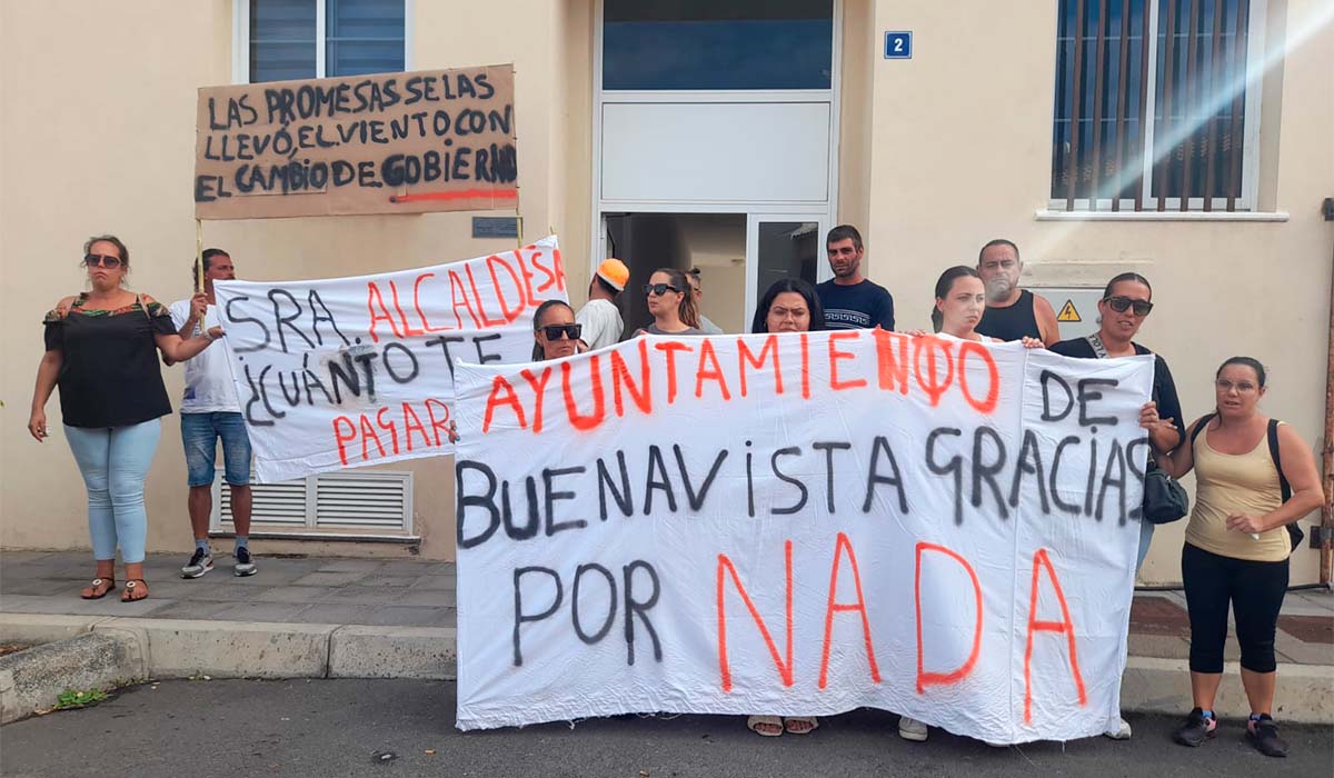 Unas 50 personas piden que se pare el desahucio de las 11 familias de Buenavista
