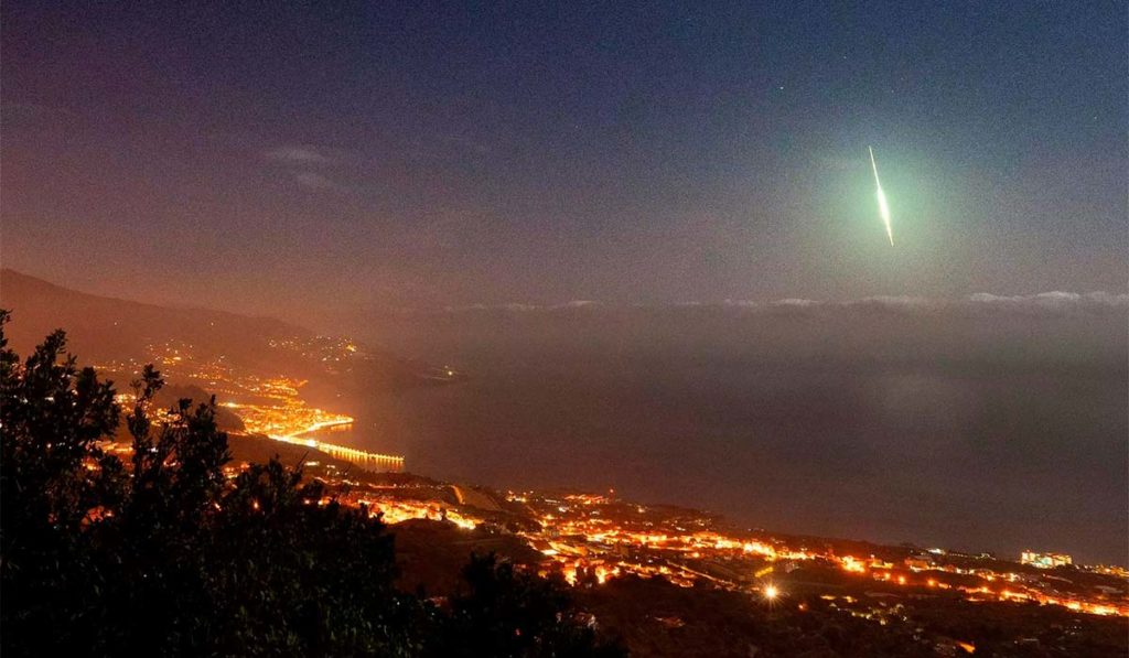 Un impresionante meteoro cruza e ilumina el cielo de la isla de La Palma