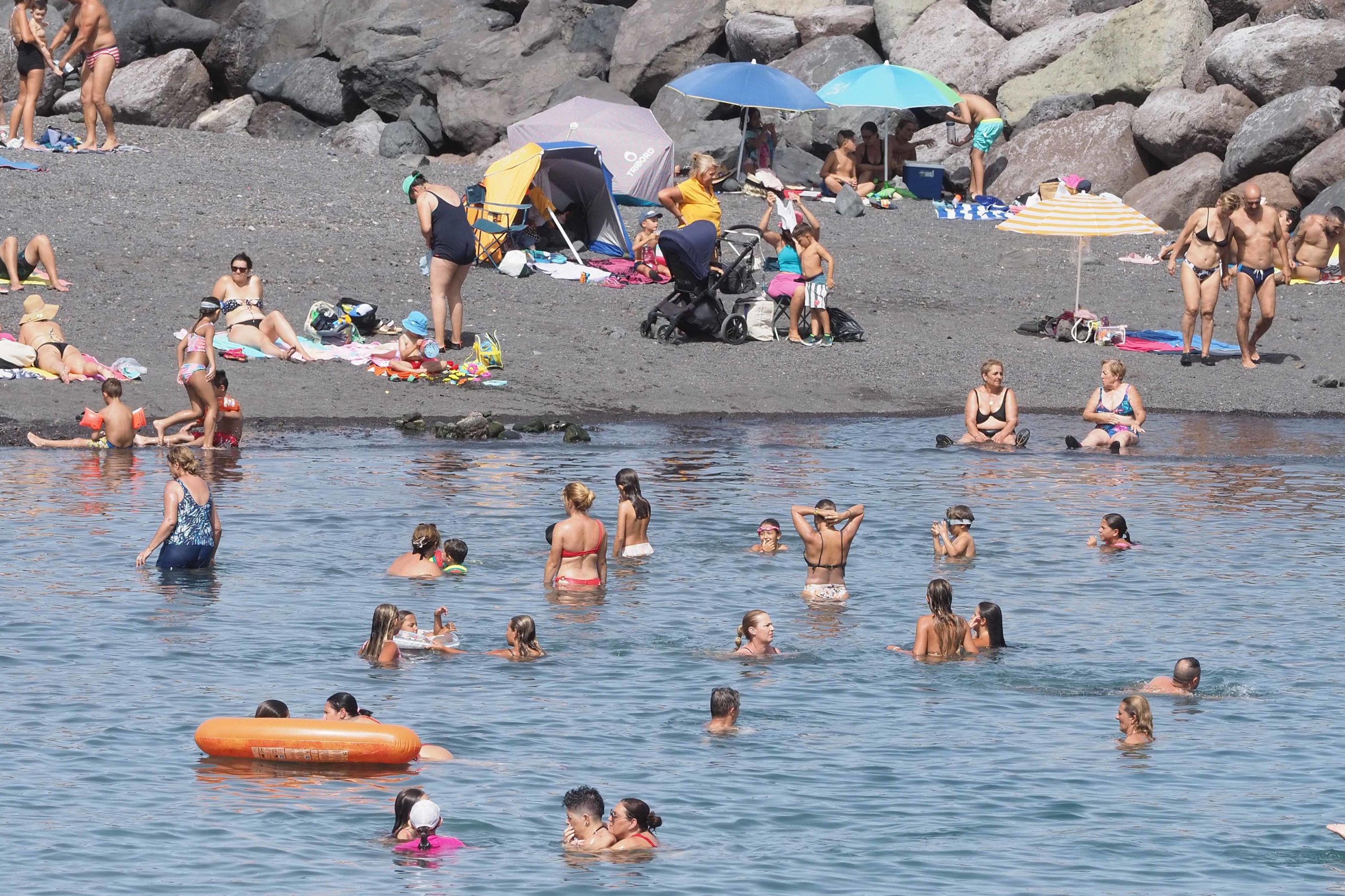 Los isleños optaron por la playa en busca de fresco./ SERGIO MÉNDEZ