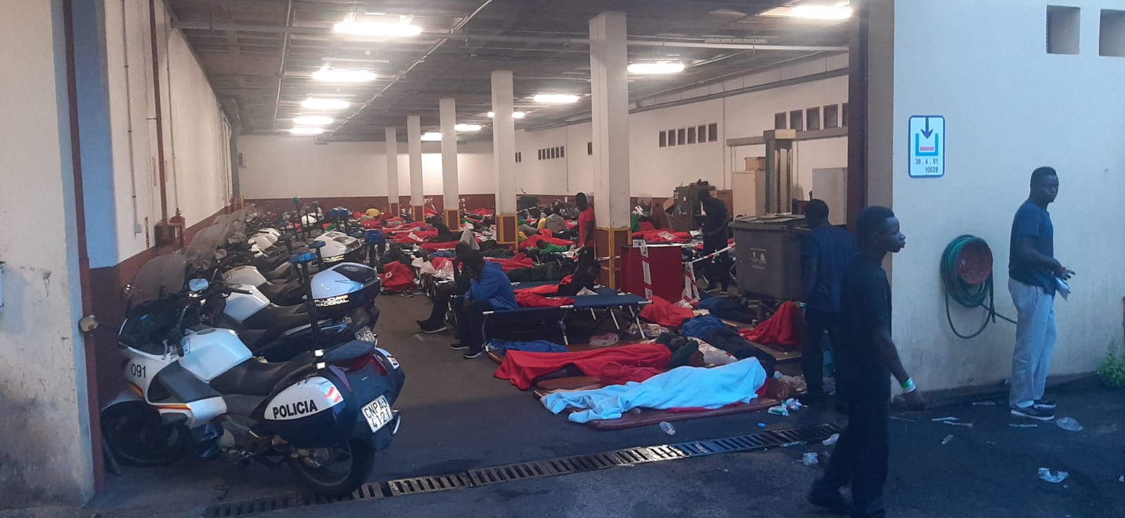 Más de 100 migrantes vuelven a dormir en el garaje de la Comisaría