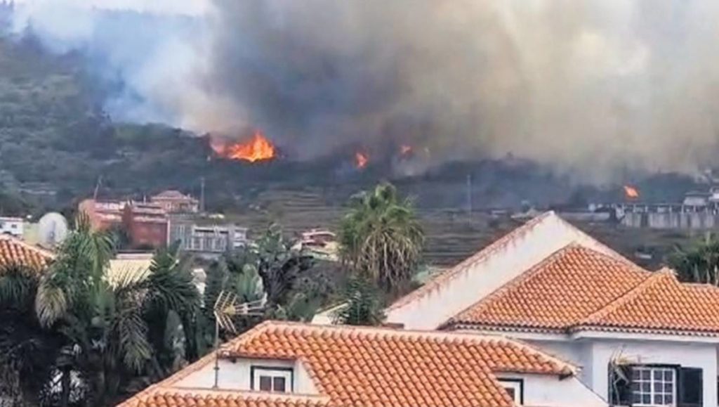 El fuego obliga a evacuar en el Norte de Tenerife a 2.600 personas