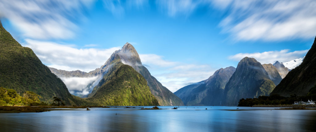 Mitre Peak, en Nueva Zelanda, con sus 1.683 metros de altura, es el acantilado marino más alto del mundo. Shutterstock