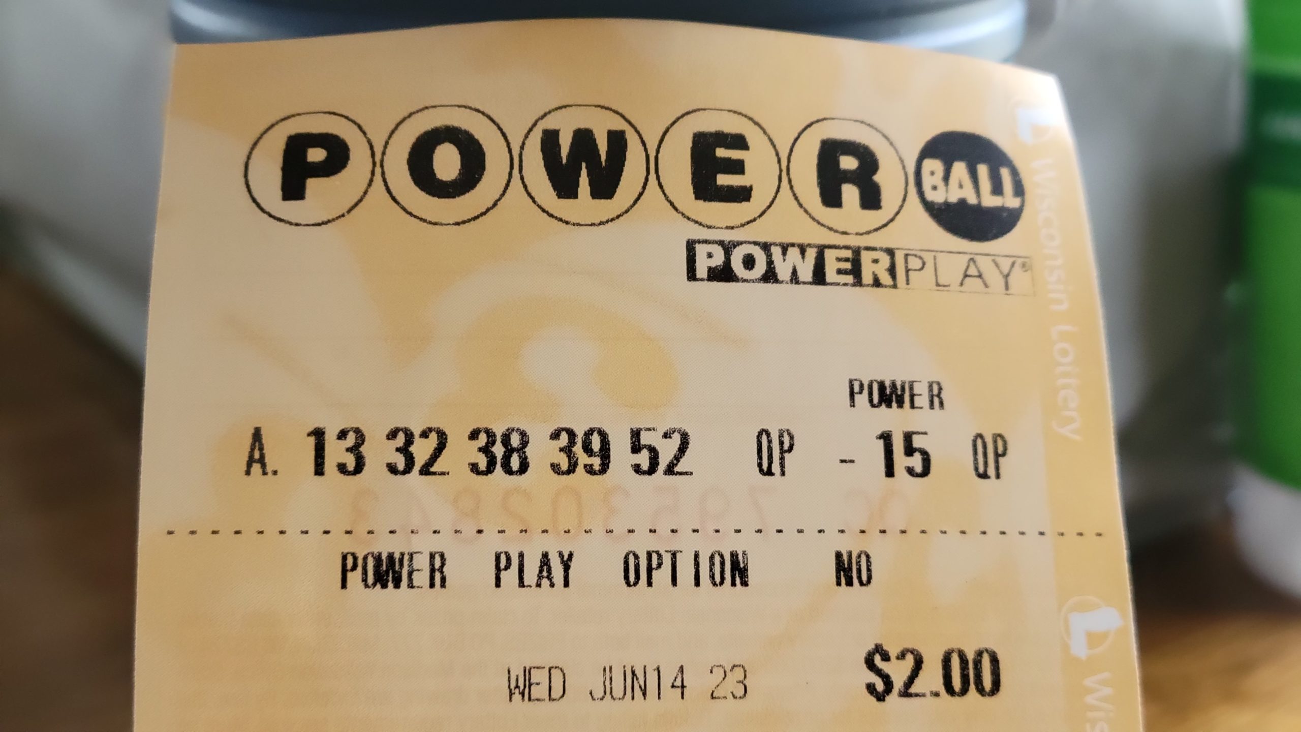 Un hombre gana en la lotería de Estados Unidos 1.900 millones de dólares: la máxima suma en la historia del sorteo