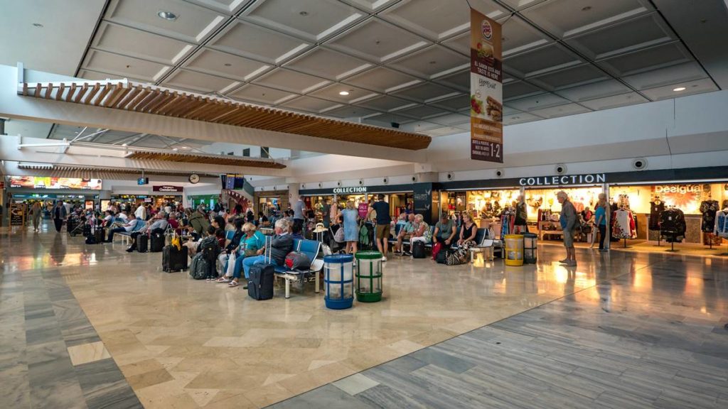 Dos aeropuertos canarios sufren importantes retrasos por huelgas