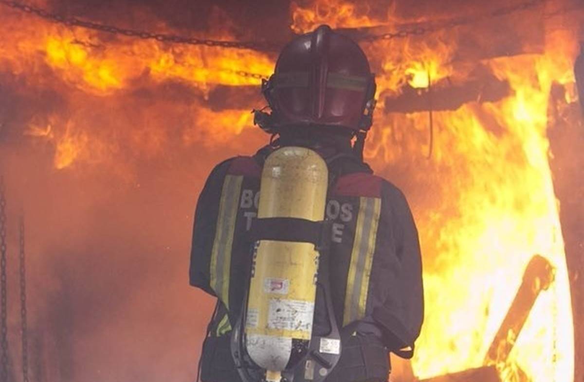 Dos heridos grave tras el incendio de un hotel en Tenerife en plena madrugada