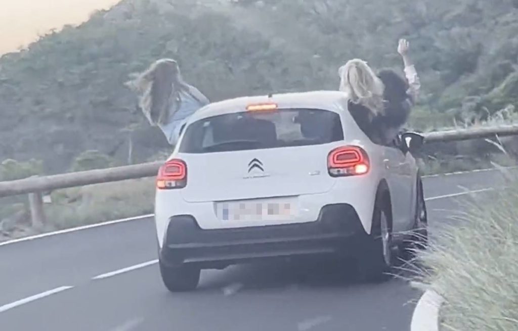 Temeriedad en Tenerife: arriesgan su vida circulando en coche con medio cuerpo por fuera