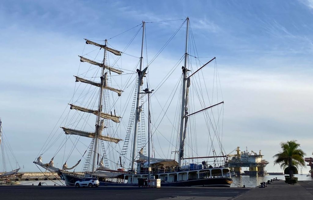 El Thalassa: el barco que sorprende a todos en el Puerto de Santa Cruz de Tenerife
