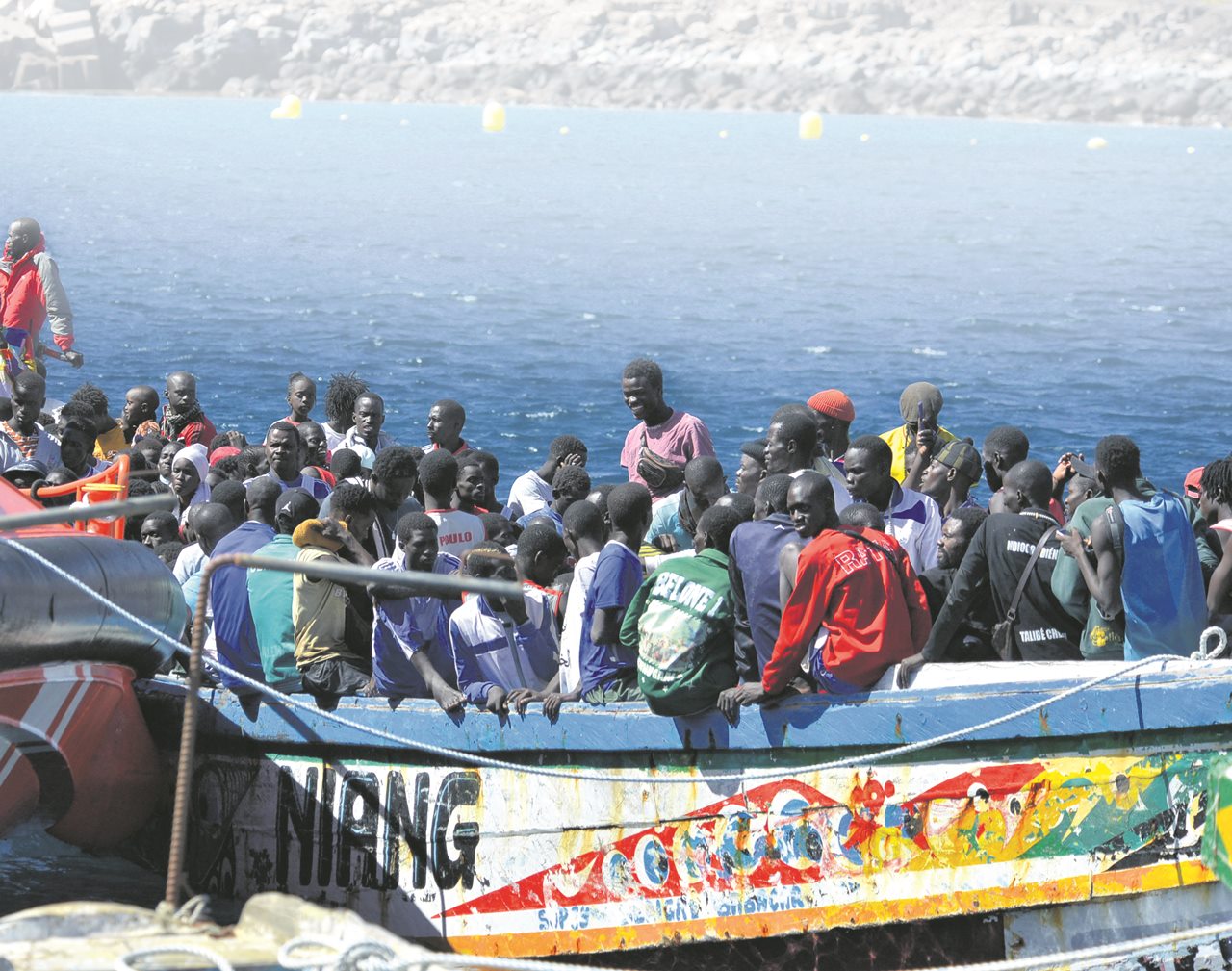 Ayer mismo llegaron al Archipiélago otros 218 supervivientes de la ruta canaria, que arribaron en tres embarcaciones a El Hierro, Tenerife y Gran Canaria. Europa Press