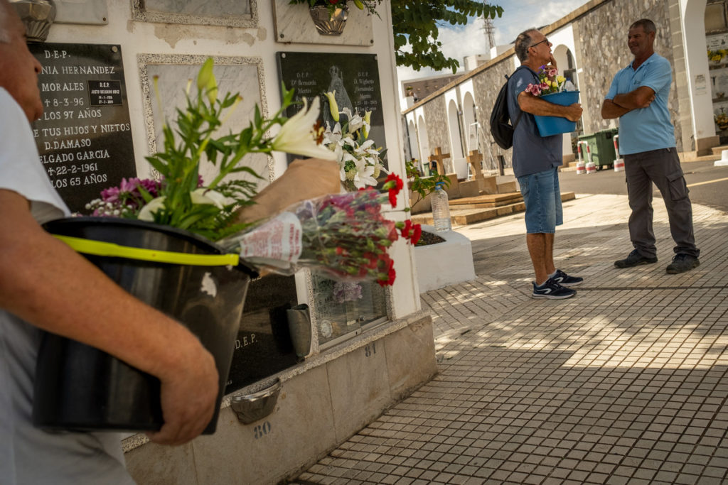 Flores y recuerdos en los cementerios de la Isla por difuntos. Fran Pallero