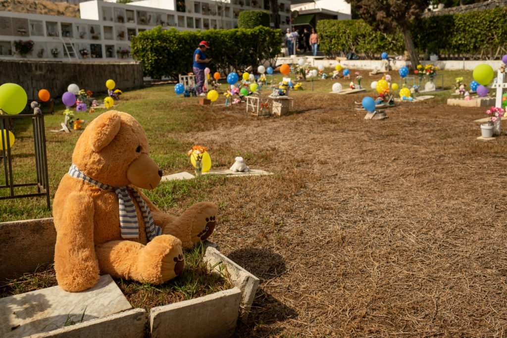 Flores y recuerdos en los cementerios de la Isla por difuntos. Fran Pallero