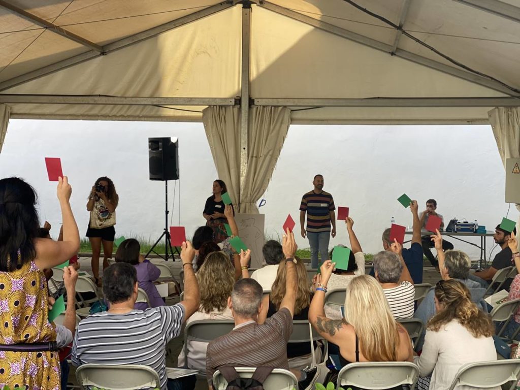 Más de un centenar de personas participan en un ágora para promover el antirracismo en Tenerife