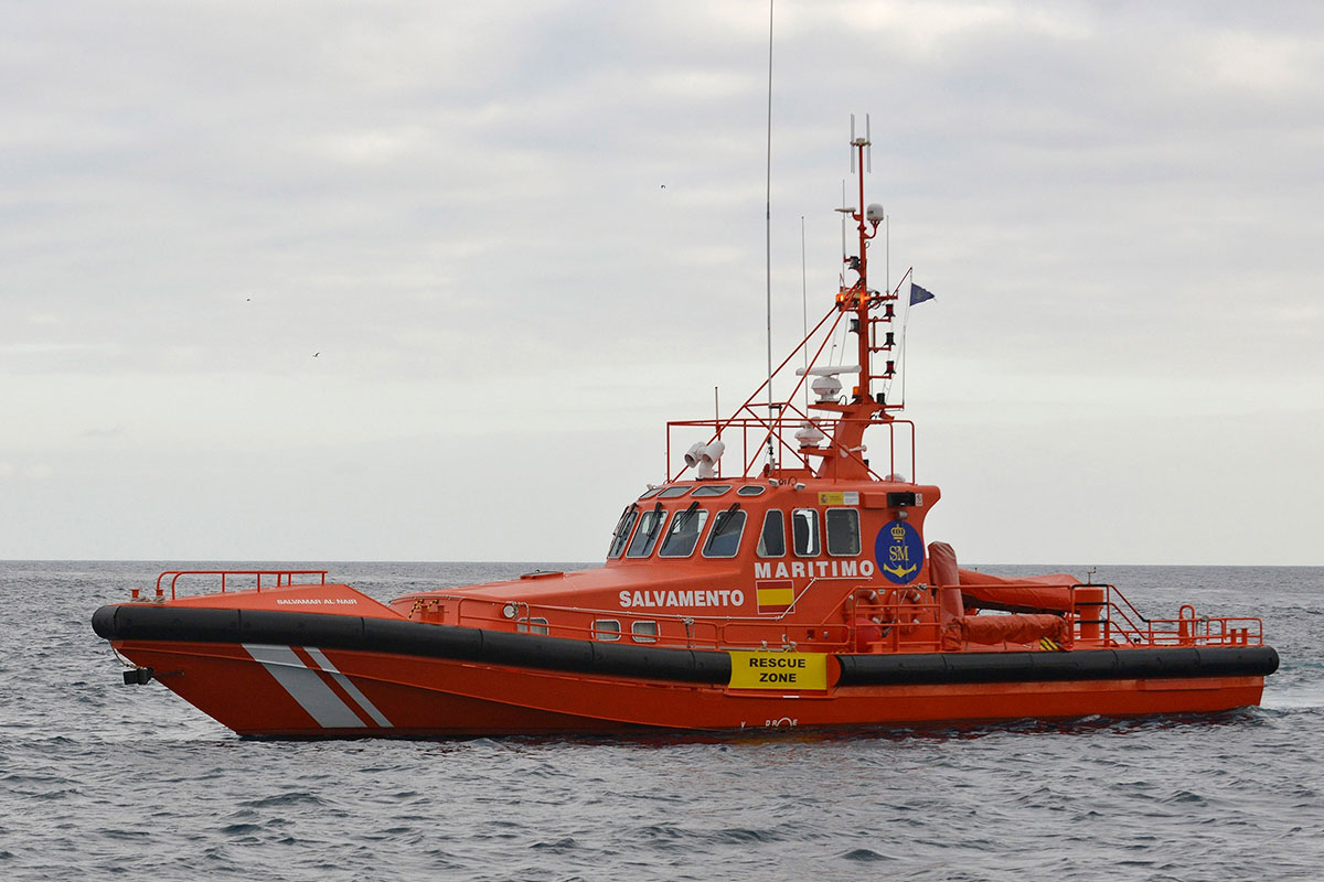 Salvamento Marítimo intercepta una neumática con 49 magrebíes en aguas cercanas a Lanzarote