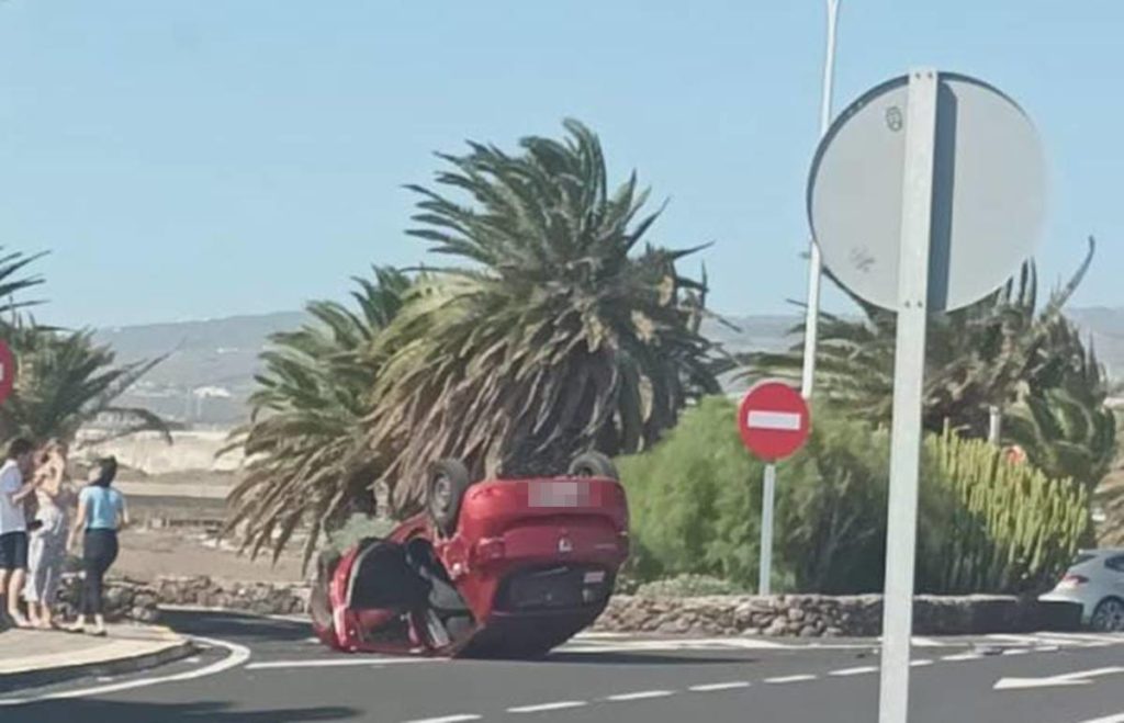 Vuelca un vehículo a la entrada del aeropuerto de Tenerife Sur