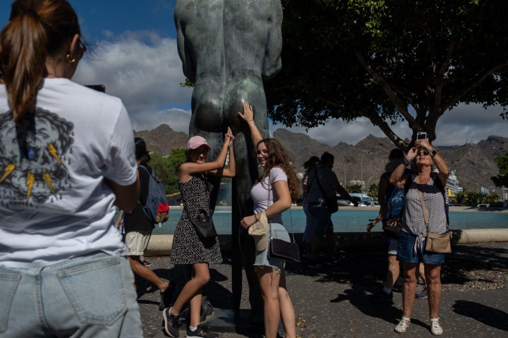 La curiosa foto que se sacan los turistas cuando llegan a Santa Cruz de Tenerife. Fran Pallero