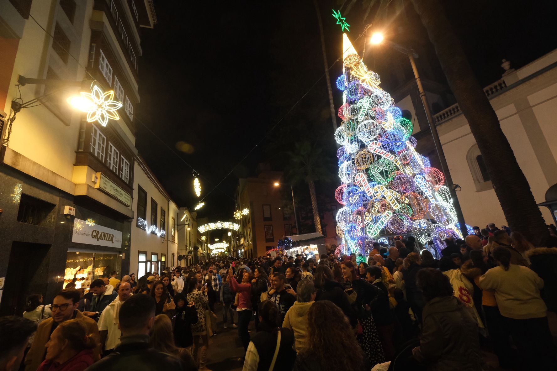 Unas 120.000 personas disfrutan de La Noche en Blanco de La Laguna
