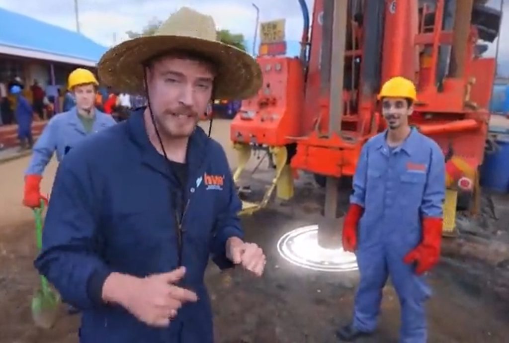 El mejor youtuber del mundo excava 100 pozos de agua para más de medio millón de personas en Kenia: "Avergüenza a la clase política"