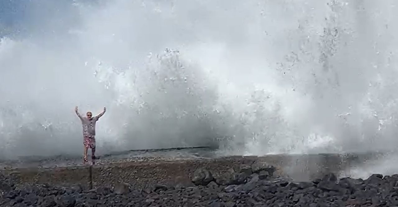 Los turistas se la juegan por una foto en el Puerto de la Cruz. Fran Pallero