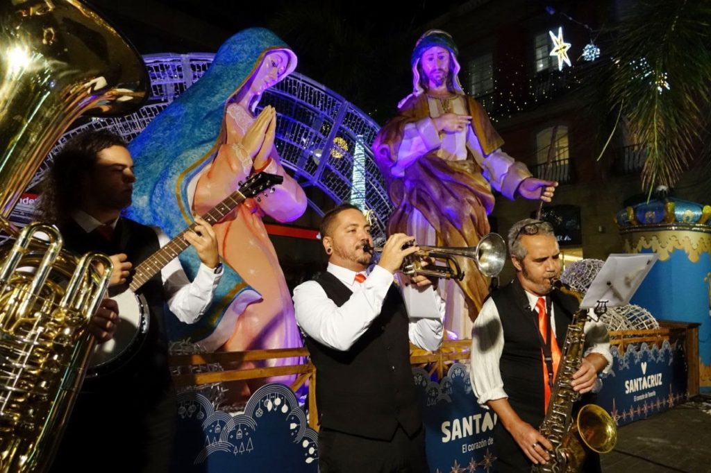 Un belén navideño de gran altura adorna la plaza de La Candelaria