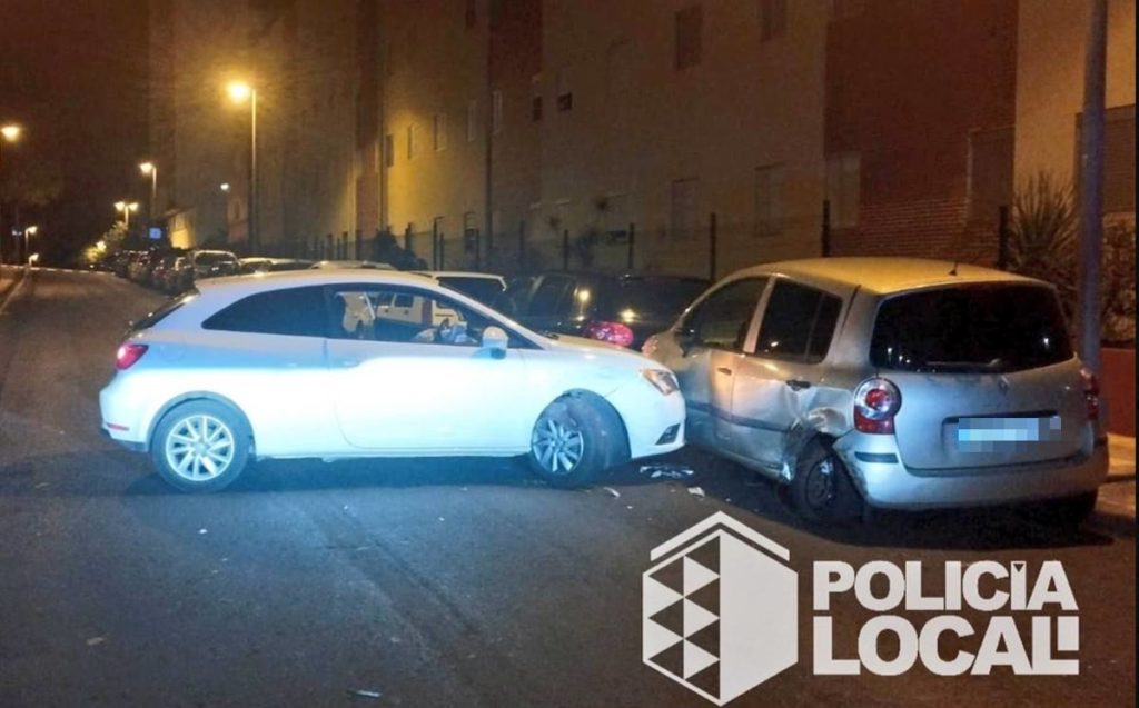 Se estrella contra dos coches aparcados en Santa Cruz de Tenerife