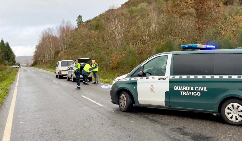 Muere una mujer en Galicia al caer de un coche en marcha