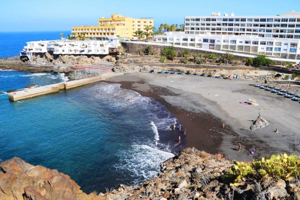 Rescatan a un hombre en una playa de Tenerife: se encuentra grave