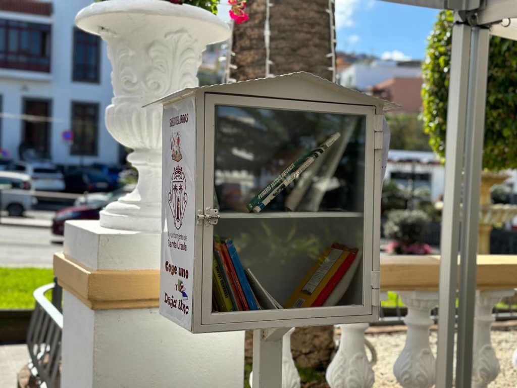 Así funcionan las curiosas cabinas de libros que ha instalado un municipio de Tenerife
