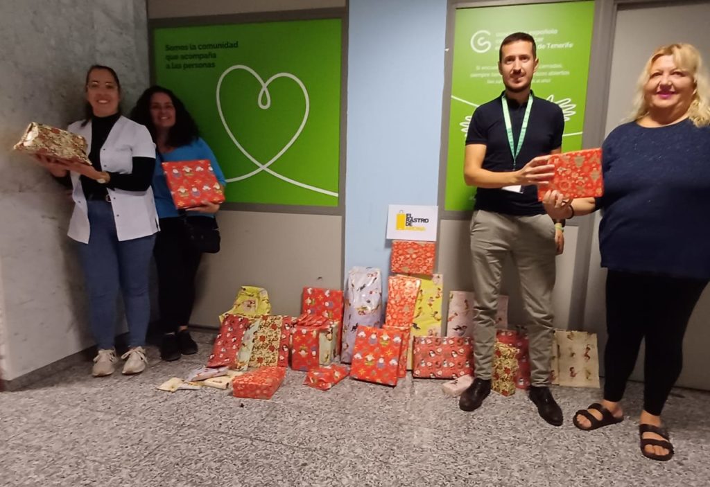 Un gesto solidario del Rastro de Arona en Guaza, donan juguetes y una aportación económica a la asociación española contra el cáncer