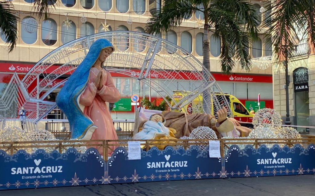 La alerta por viento 'tumba' al San José del belén gigante de Santa Cruz de Tenerife