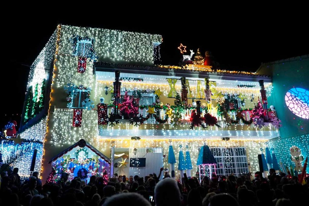 La casa más navideña de Canarias luce ya con más de 40.000 bombillas