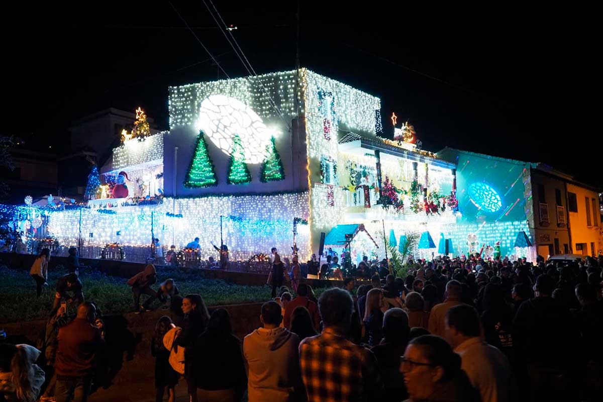 La casa más navideña de Canarias luce ya con más de 40.000 bombillas