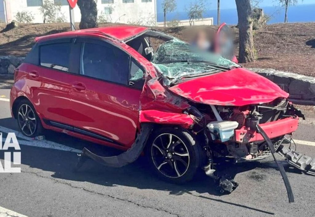 Cierran uno de los carriles de la TF-1 tras el vuelco de un coche