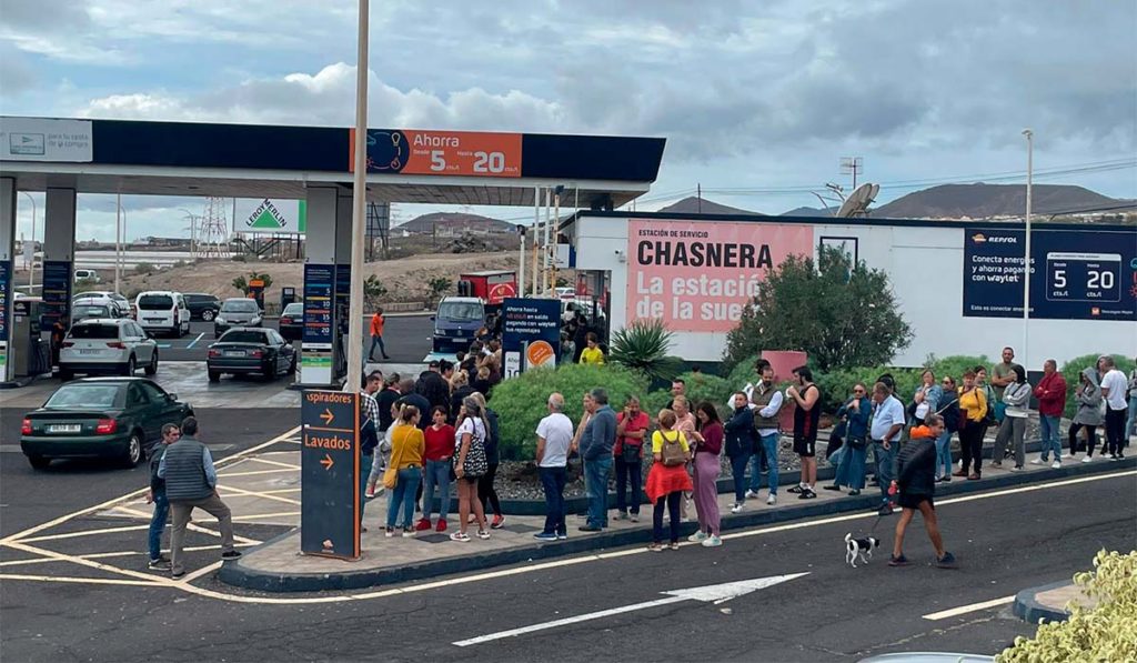 Enormes colas en la 'gasolinera de la suerte' de Tenerife para comprar la Lotería de Navidad
