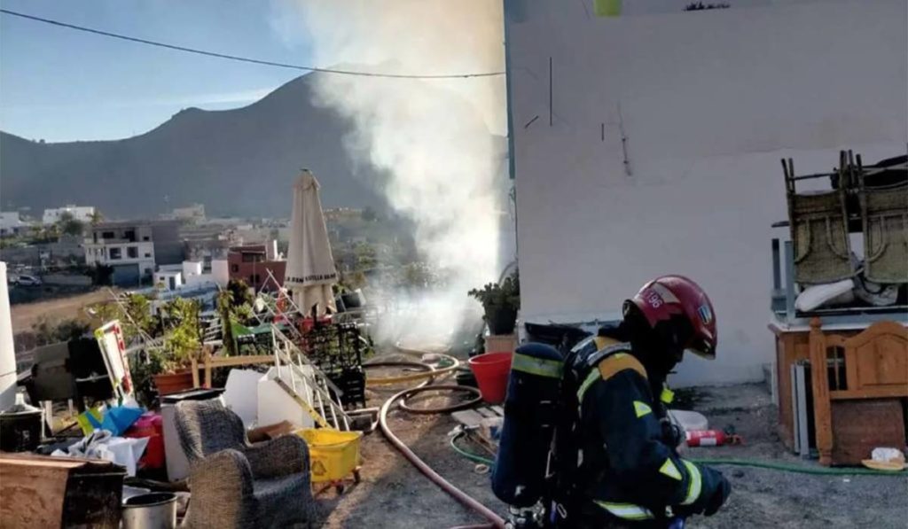 Sale del hospital la mujer a la que su pareja intentó quemar junto a su hijo en Tenerife
