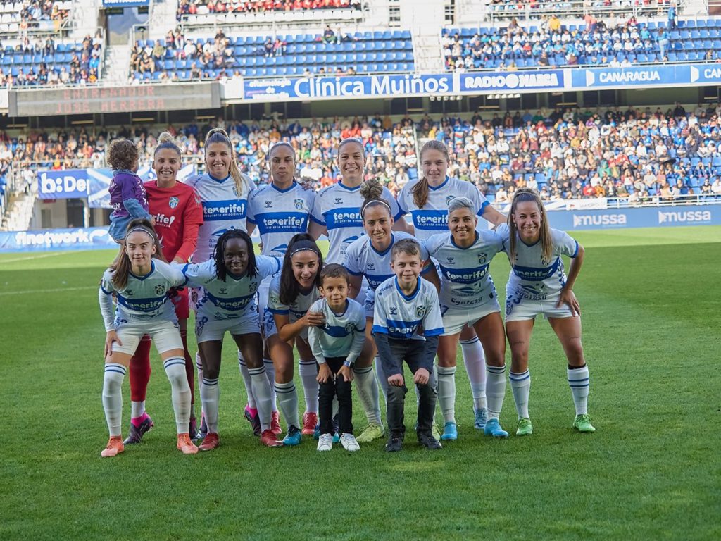 Formación titular de la UD Costa Adeje Tenerife Egatesa en el choque disputado en el Heliodoro Rodríguez López la pasada temporada ante el FC Barcelona. DA
