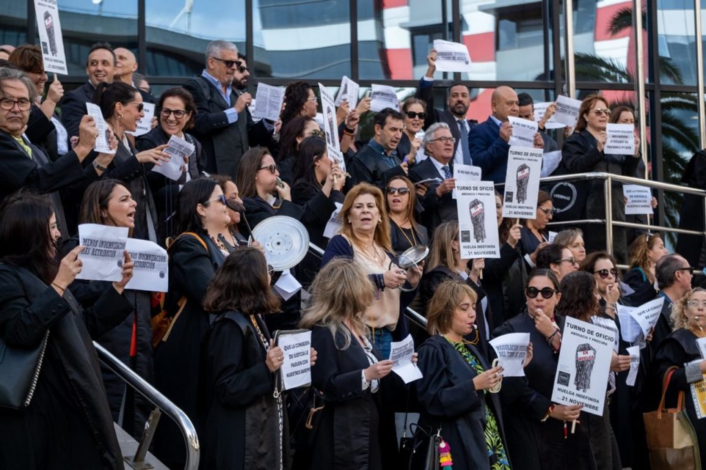 Imagen parcial de la protesta frente al Palacio de Justicia santacrucero.