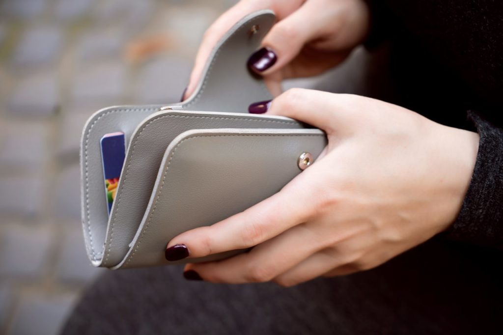 Le roban una cartera a una cartera y sacan 700 euros con sus tarjetas de crédito