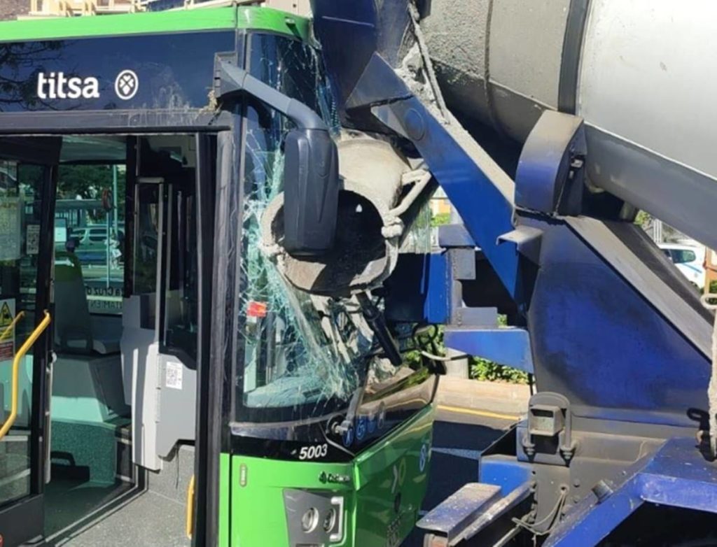 Una guagua se estrella contra una hormigonera en Santa Cruz de Tenerife