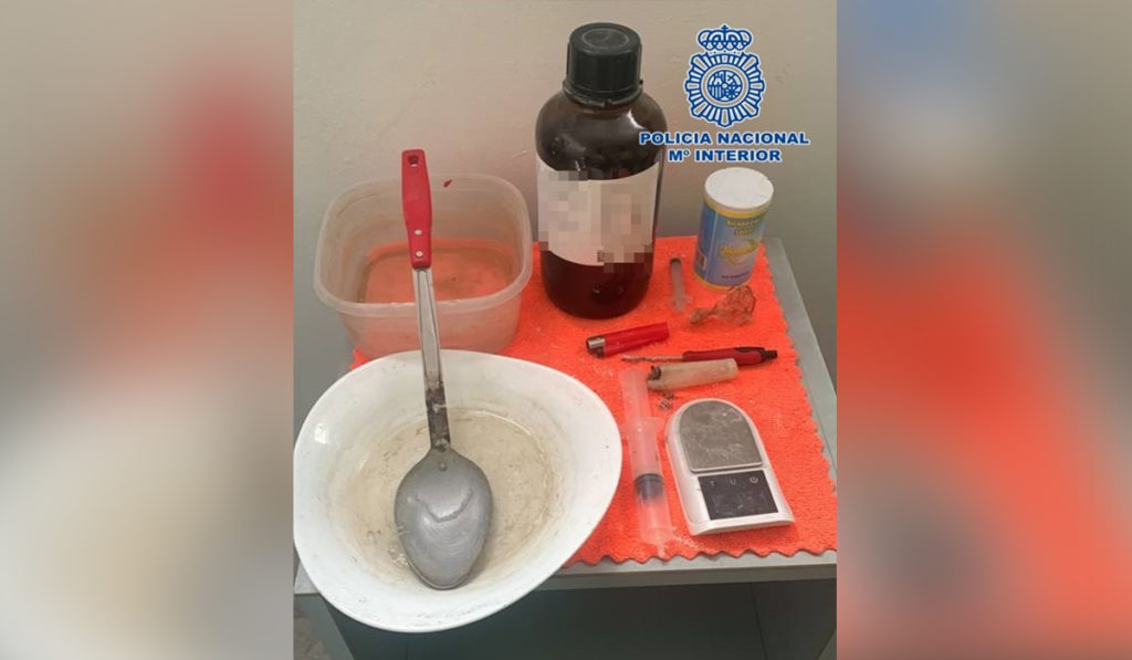 Con armas blancas y un fusil simulado: capturan a dos vendedores de droga en un popular barrio de Santa Cruz