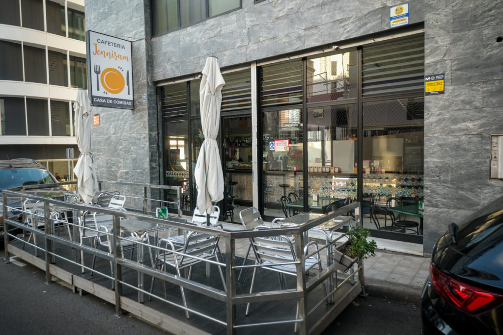 El bar Jennisam se encuentra en la calle de Miraflores.