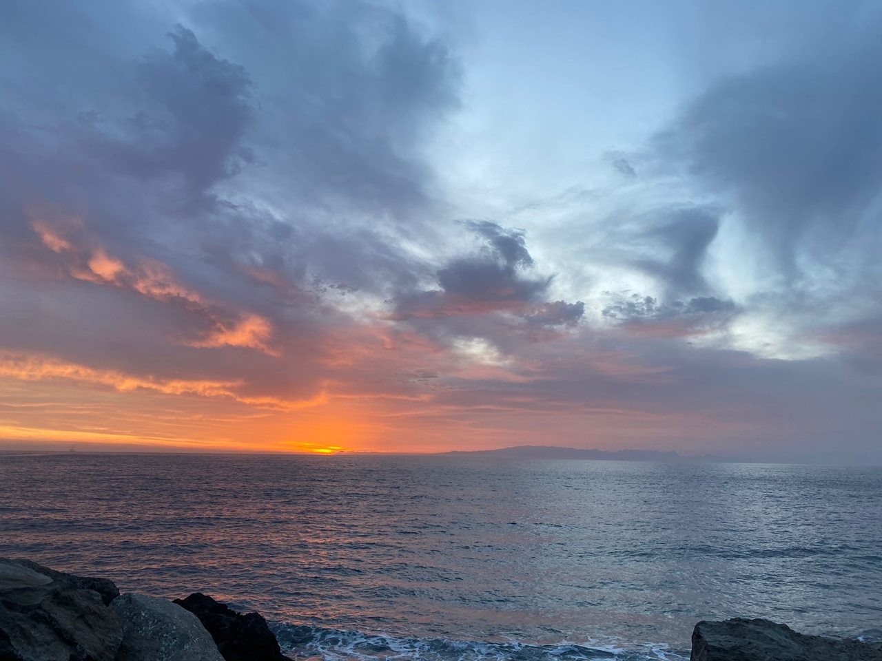 Amanecer en Tenerife, visto desde la Dársena Pesquera de Santa Cruz de Tenerife. DA