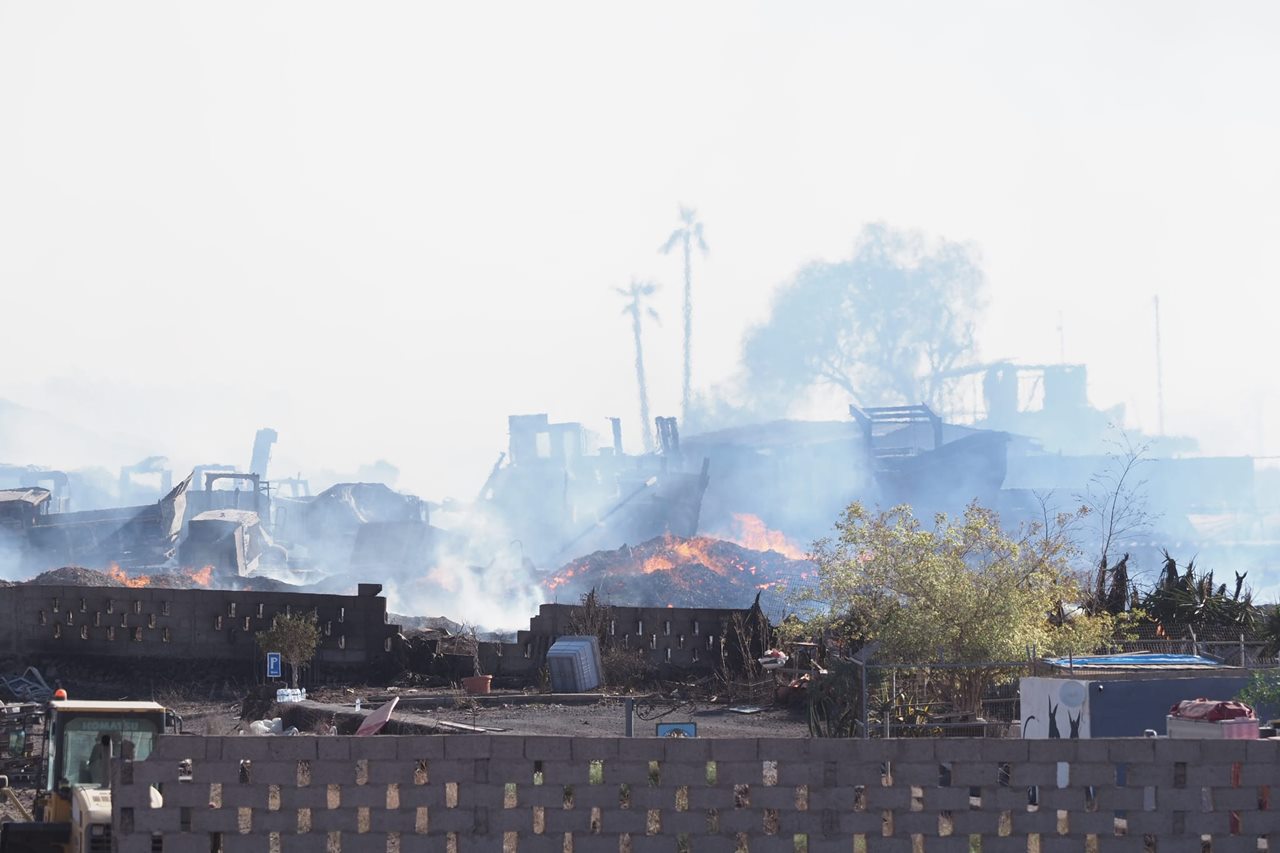 El incendio de la planta de compostaje de Arona afecta a 3,5 hectáreas