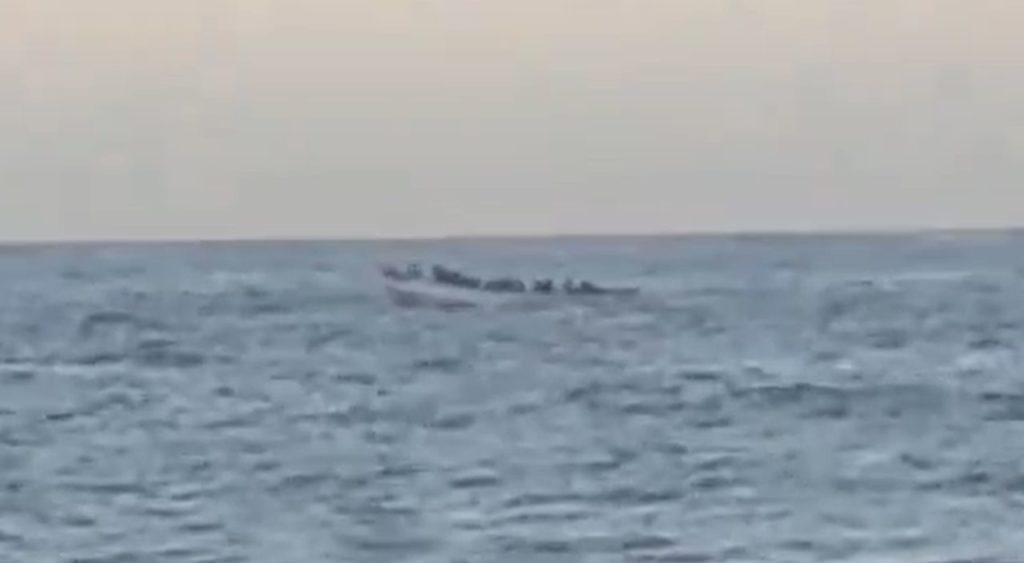 Llega un cayuco con 25 personas al sur de Tenerife. Salvamento Marítimo
